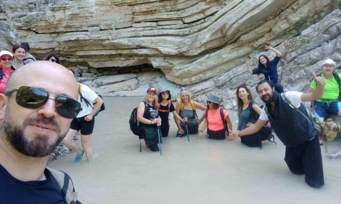 Kanyondaki akarsu içerisinde yürüyüş yaptılar