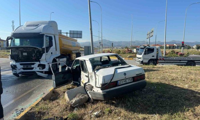Kırmızı ışık ihlali yapan çekici otomobile çarptı, 3 yaralı