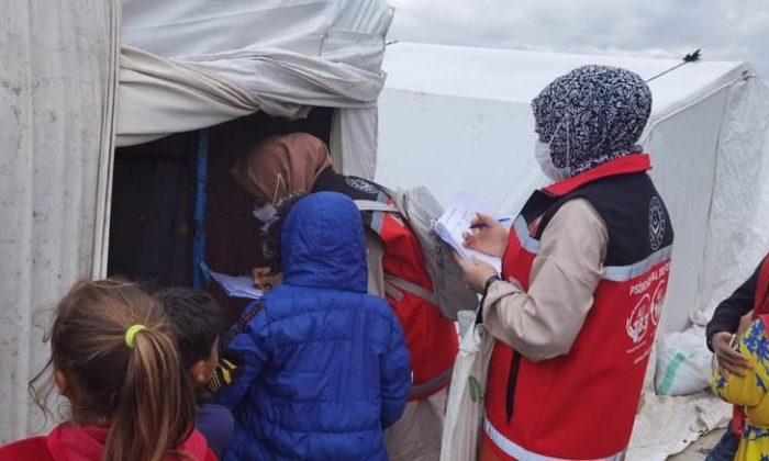 Çadır kentlerde yaşayan mevsimlik işçilere rehberlik yapıldı