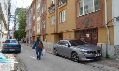 Araçlarla dolan kaldırımlar yayalara zor anlar yaşattı