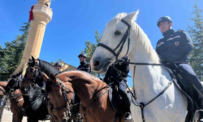 Yunus’un türbesi kapısındaki atlı jandarmalara yoğun ilgi