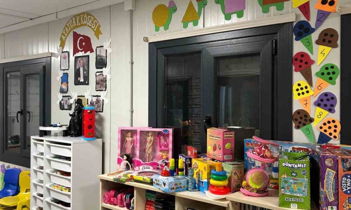Anadolu Üniversitesi öğrencileri deprem bölgesinde yeni kütüphaneler oluşturdu
