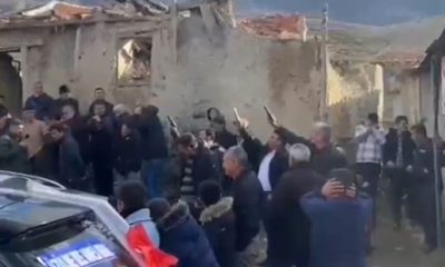 Muhtar ve beraberindekiler düğünde tabancaları çapraz tutarak ateş etti