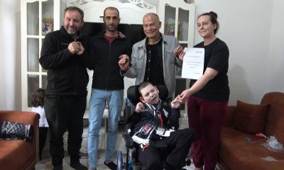 Epilepsi hastası çocuğa Almanya’dan tekerlekli sandalye