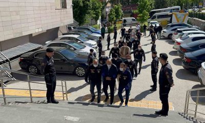 Kavga ettikleri kişiyi bıçaklayarak yaralayan 5 şüpheli adliyeye sevk edildi