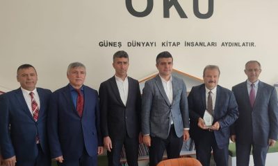 Kütahyalı emekli kütüphaneci Aktürk’ten Afyon’daki ilkokul kütüphanesine kitap bağışı