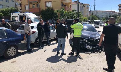 Bilecik’te iki otomobil kavşakta çarpıştı, 2 yaralı