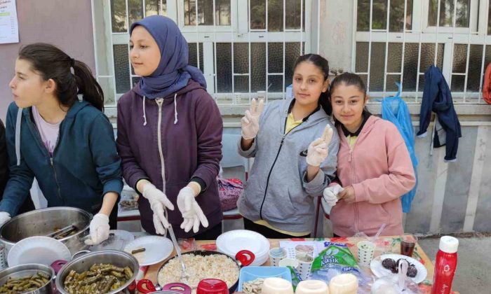 Öğrenciler okulları için hayır çarşısı açtı