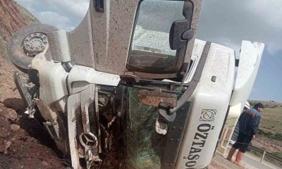 Hafriyat kamyonunun devrildiği kazada 1 kişi yaralandı