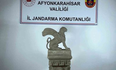 Afyonkarahisar’da pars başlı kanatlı heykel ele geçirildi
