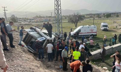 Kütahya’da yolcu minibüsü devrildi: 13 kişi yaralandı