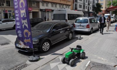 Park yapmak için engel gördüğü esnafın üzerine aracını süren sürücü kameraya yakalandı