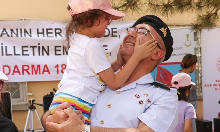 Jandarma ekipleri 185. yıldönümünü çocuklarla kutladı