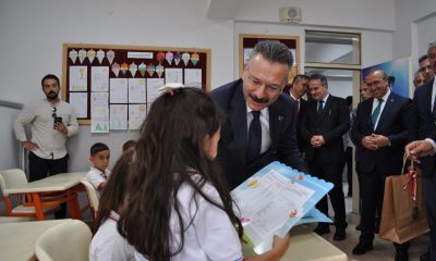 İlkokulu öğrencileri karnelerini Vali Aksoy’un elinden aldı