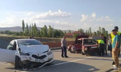 İki otomobilin çarpıştığı kazada 1 kişi öldü, 7 kişi yaralandı