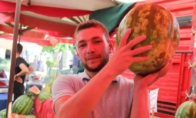 Pazarda yıkanan pazarcı: “Hava sıcak, denize gidemedik böyle serinledik”