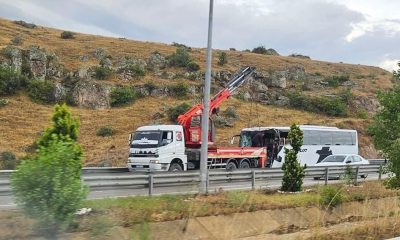 Otobüsünün tırla çarpıştığı kazada 14 kişi yaralandı