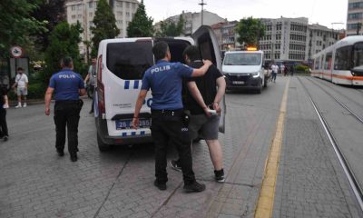 Motosikletini durduran polislere savcı tanıdığını söyleyerek isimlerini ve numaralarını istedi