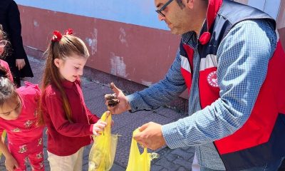 Altıntaş’ta ilkokul öğrencilerine 300 adet sebze fidesi dağıtıldı
