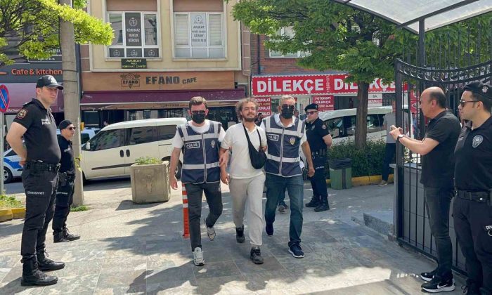 Camilere girerek Kur’an-ı Kerim yırtan şahıs tutuklandı