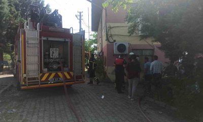Gediz’de yangında bina kullanılamaz hale geldi