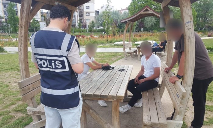 Millet Bahçesi’nde şüpheli şahıslara denetim