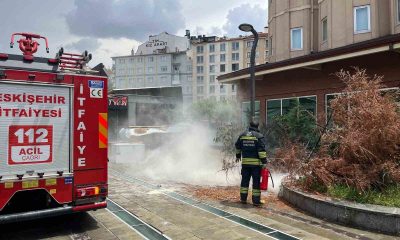 Eskişehir’de sokak lambasından kaynaklı yangın paniğe neden oldu