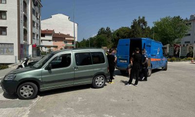 Otomobiliyle geri manevra yapan sürücü yayaya çarptı: 1 kişi yaralandı