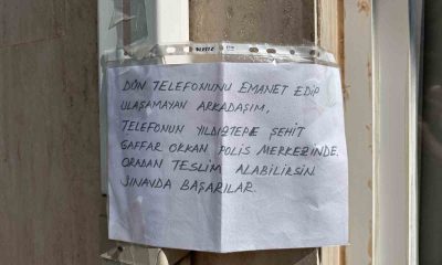 Sınava giren öğrencinin telefonunu emanet alıp geri veremeyen vatandaş okul kapısına not bıraktı