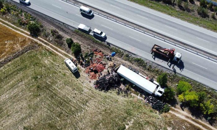 Meyve yüklü tırın devrildiği trafik kazasında 2 kişi yaralandı