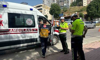 Yayaya yol vermek için duran araca arkasındaki araç çarptı, 1 yaralı