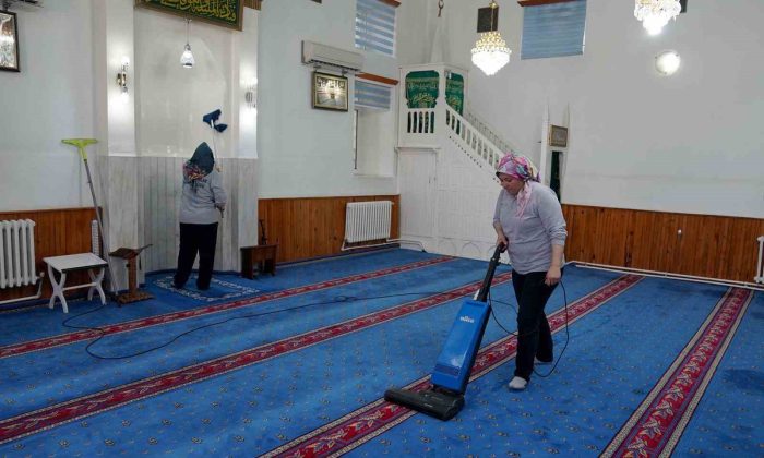Tepebaşı’ndaki camilerde Kurban Bayramı temizliği
