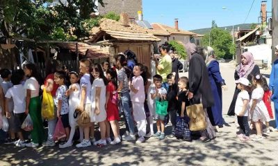 Çocuklar bayram adağı kuyruğunda