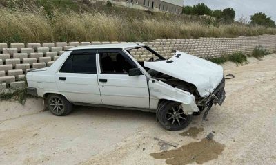 Kontrolde çıkan aracın istinat duvarına çarpması sonucu 1 kişi yaralandı