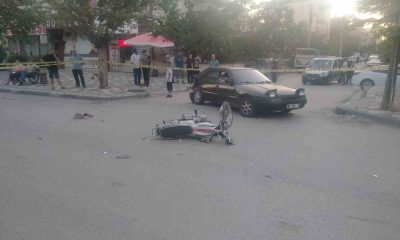 Otomobille çarpışan motosikletteki 2 genç ağır yaralandı