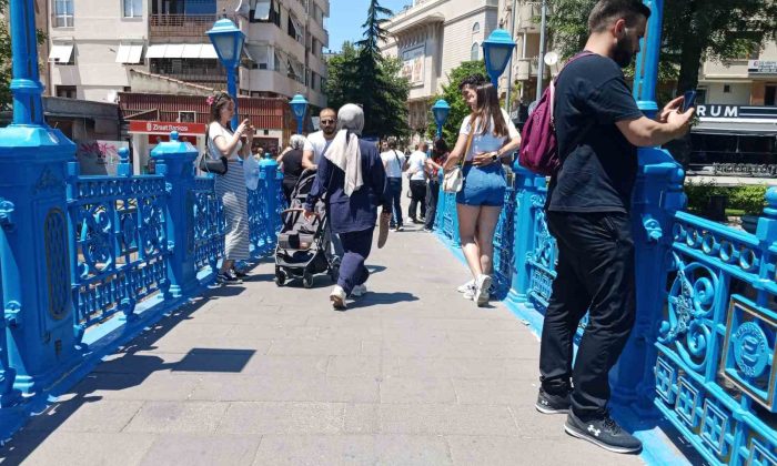 Bayram tatilini fırsat bilen vatandaşlar çarşıya akın etti