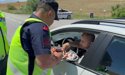 Jandarma sürücüleri şeker ve kolonya ile durdurdu