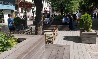 Gölgelerin altına sığınan vatandaşlar güneşli alanları boş bıraktı