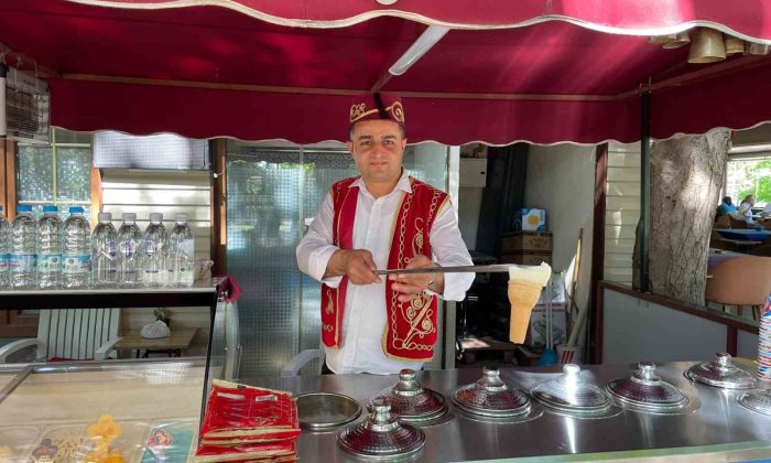 Eskişehirlilerin bu yaz tercihi Maraş dondurması oluyor