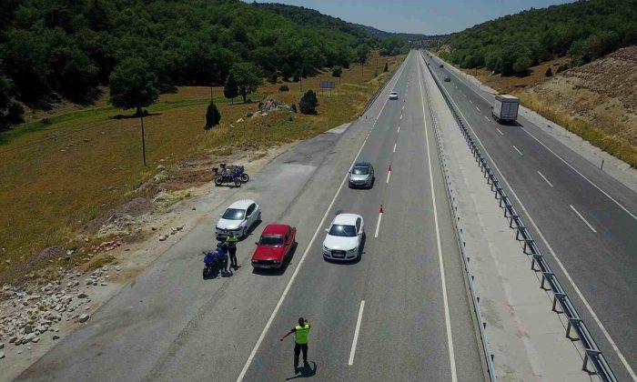 Jandarma ekipleri dönüş yolundaki sürücüleri bilgilendiriyor