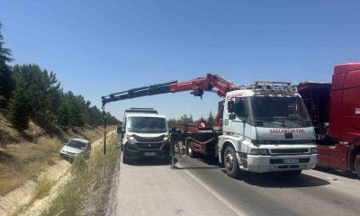 Şarampole devrilen otomobilde 3 kişi yaralandı