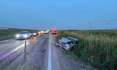 Sollamaya çıkan otomobil önündeki araca çarptı, 3 kişi yaralandı