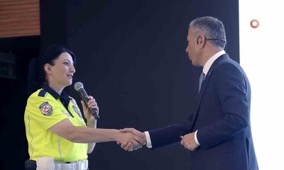 Bakan Yerlikaya Eskişehir’de yaptığı uyarı ile facianın önüne geçen polis Nihal Uzpeder’i tebrik etti