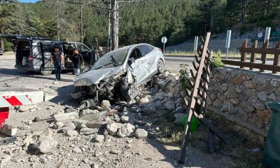 Otomobil dinlenme tesisinin bahçe duvarına çarptı, 2 kişi yaralandı