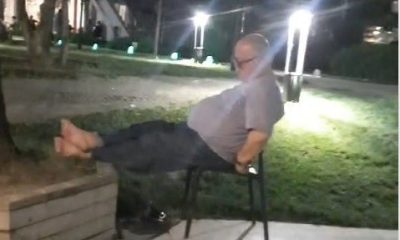 Sıcaktan evde bunalan vatandaş çareyi parkta uyumakta buldu