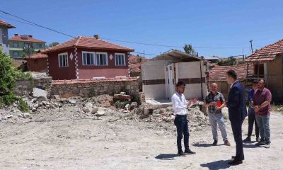 Kaymakam Demirci, yangında kullanılmaz hale gelen ve yıkılan köy camisinde incelemelerde bulundu