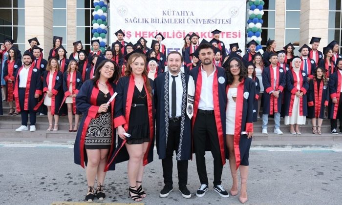 KSBÜ Diş Hekimliği Fakültesi’nde mezuniyet sevinci
