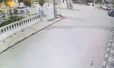 Savrulan motosikletin sürücüsü yön tabelasına çarpıp ağır yaralandı