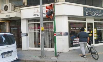 Kırılan trafik lambası yayalara ve sürücülere zor anlar yaşatıyor