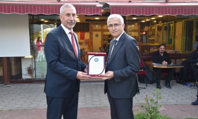 Rektör Çolak’tan, emekliye ayrılan İdari ve Mali İşler Daire Başkanı Necmettin Başkut’a plaket